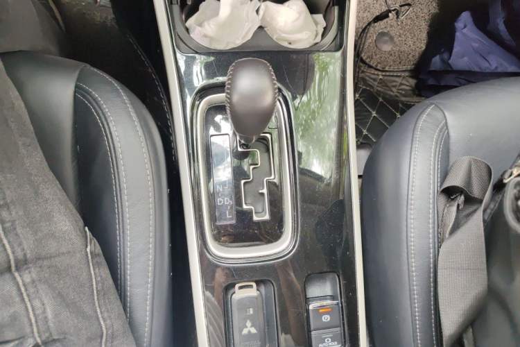 Used Mitsubishi Outlander 2019 2.0L Two-Wheel Drive Comfort Edition 7 Seats China V Emission Standard Gear Lever