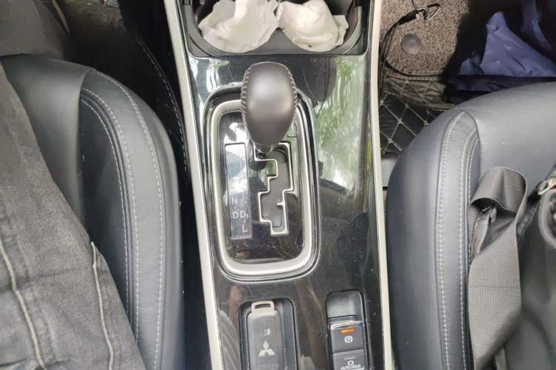 Used Mitsubishi Outlander 2019 2.0L Two-Wheel Drive Comfort Edition 7 Seats China V Emission Standard Gear Lever