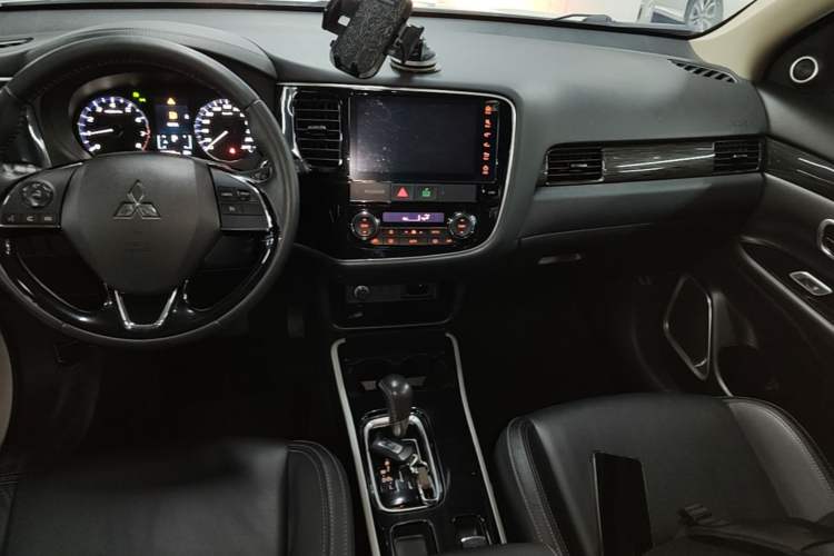 Used Mitsubishi Outlander 2019 2.0L Two-Wheel Drive Comfort Edition 5 Seats China VI Standard Gear Lever