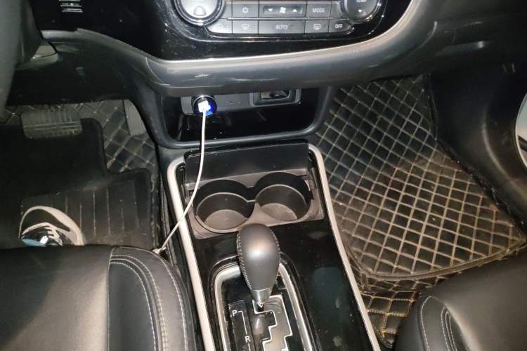 Used Mitsubishi Outlander 2019 2.0L Two-Wheel Drive Comfort Edition 5 Seats China VI Standard Gear Lever