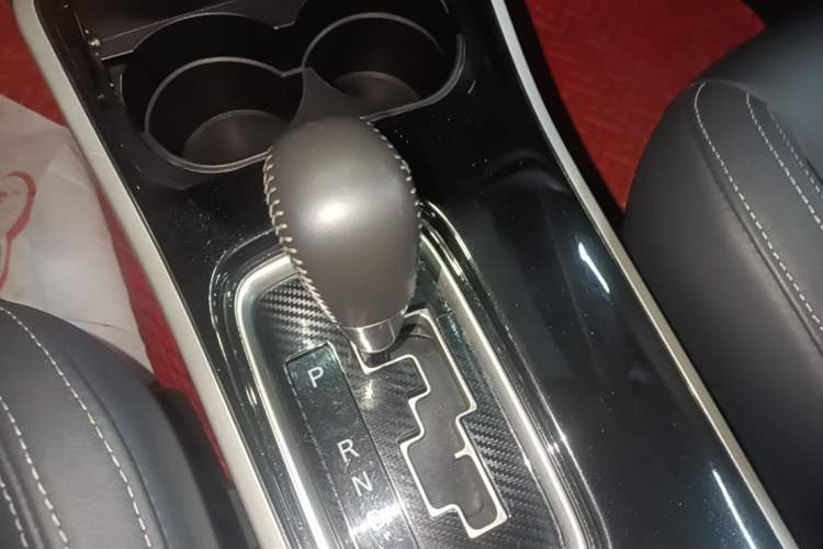 Used Mitsubishi Outlander 2019 2.4L 4x4 Zhi Xiang Edition 7 Seats China VI Standard Gear Lever