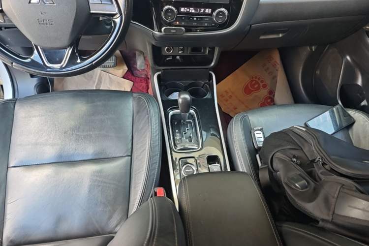 Used Mitsubishi Outlander 2019 2.4L 4x4 Zhi Xiang Edition 7 Seats China VI Standard Gear Lever