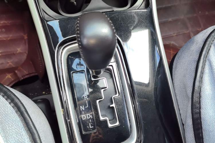 Used Mitsubishi Outlander 2019 2.0L Two-Wheel Drive Comfort Edition 5 Seats China VI Standard Gear Lever