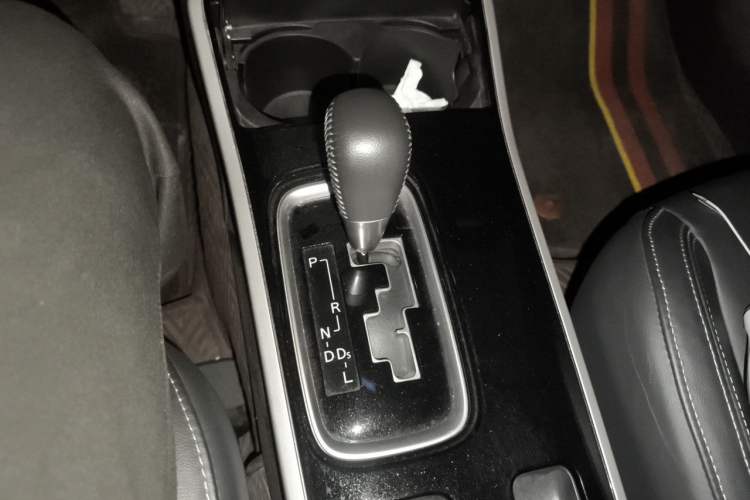 Used Mitsubishi Outlander 2019 2.0L Two-Wheel Drive Comfort Edition 5 Seats China VI Standard Gear Lever
