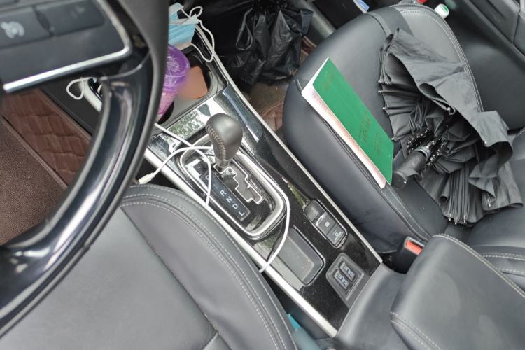 Used Mitsubishi Outlander 2019 2.4L Two-Wheel Drive ZhiXing Version 5 Seats China V Emission Standard Gear Lever