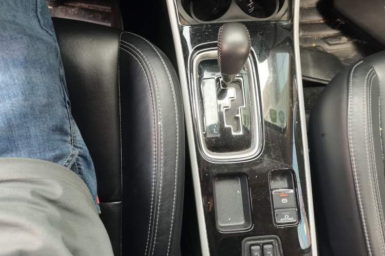 Used Mitsubishi Outlander 2019 2.0L Two-Wheel Drive Comfort Edition 5 Seats China VI Standard Gear Lever