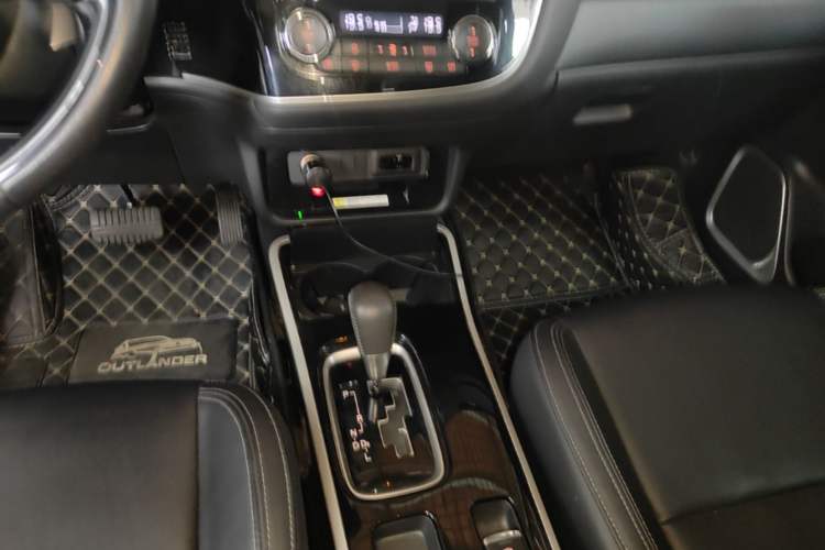 Used Mitsubishi Outlander 2019 2.0L Two-Wheel Drive Comfort Edition 7-Seater China VI Standard Gear Lever