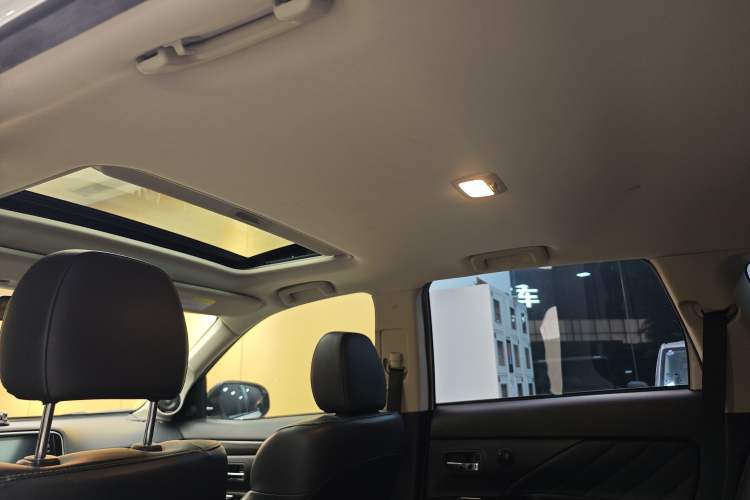 Used Mitsubishi Outlander 2019 2.0L Two-Wheel Drive Comfort Edition 5 Seats China VI Standard Headliner