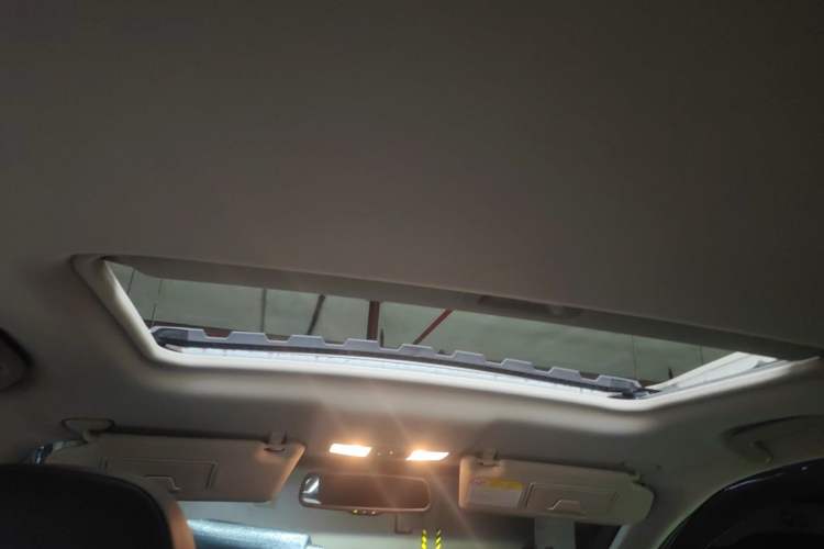 Used Mitsubishi Outlander 2019 2.4L 4x4 Zhi Xiang Edition 7 Seats China VI Standard Headliner