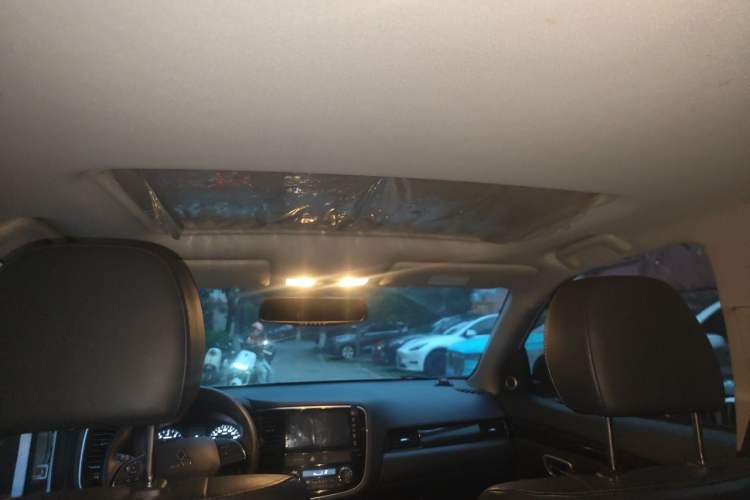 Used Mitsubishi Outlander 2019 2.0L Two-Wheel Drive Comfort Edition 7-Seater China VI Standard Headliner