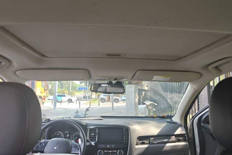 Used Mitsubishi Outlander 2019 2.4L 4x4 Zhi Xiang Edition 7 Seats China VI Standard Headliner