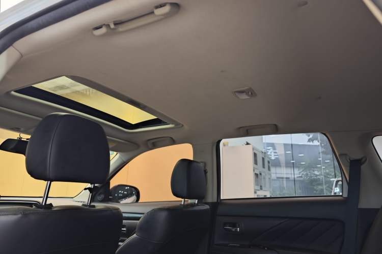 Used Mitsubishi Outlander 2019 2.4L 4x4 Zhi Xiang Edition 5 Seats China V Emission Standard Headliner