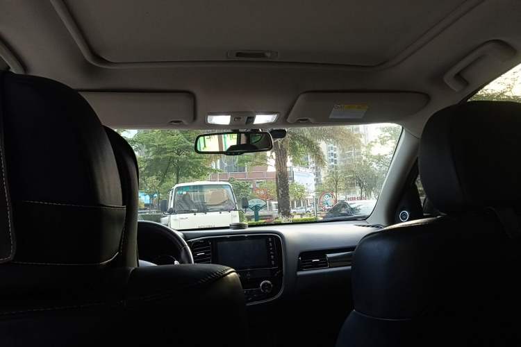 Used Mitsubishi Outlander 2019 2.4L 4x4 Zhi Xiang Edition 7 Seats China VI Standard Headliner