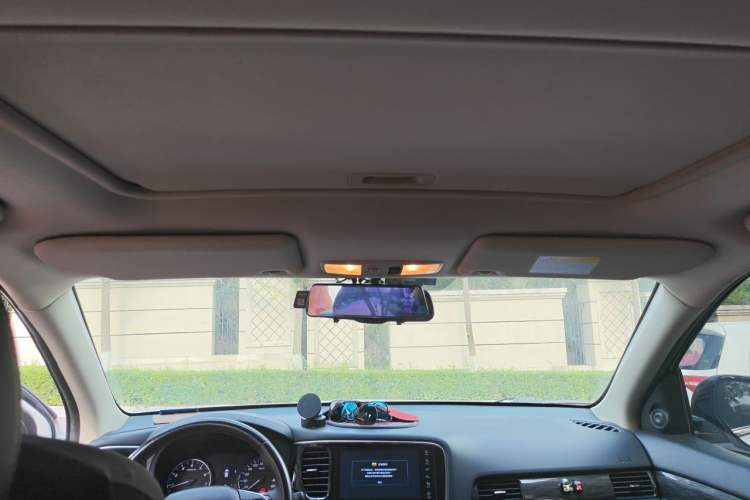 Used Mitsubishi Outlander 2019 2.0L Two-Wheel Drive Comfort Edition 5 Seats China VI Standard Headliner