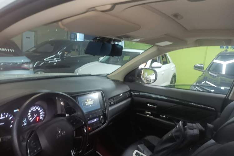 Used Mitsubishi Outlander 2019 2.4L 4x4 Zhi Xiang Edition 7 Seats China VI Standard Headliner