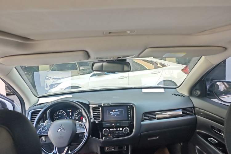 Used Mitsubishi Outlander 2019 2.4L 4x4 Zhi Xiang Edition 7 Seats China VI Standard Headliner