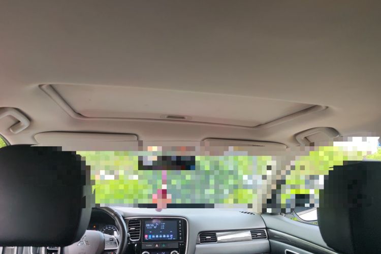Used Mitsubishi Outlander 2019 2.4L Two-Wheel Drive ZhiXing Version 5 Seats China V Emission Standard Headliner