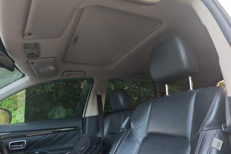 Used Mitsubishi Outlander 2019 2.4L 4x4 Zhi Xiang Edition 7 Seats China VI Standard Headliner