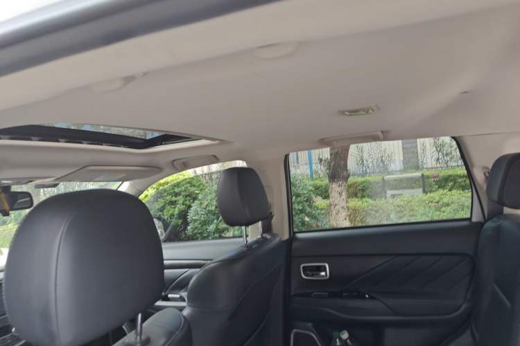 Used Mitsubishi Outlander 2019 2.4L Two-Wheel Drive ZhiXing Version 5 Seats China V Emission Standard Headliner