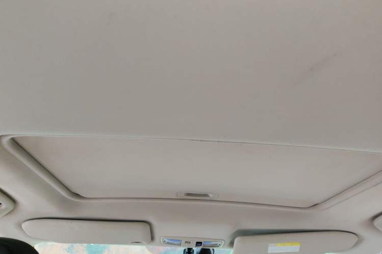 Used Mitsubishi Outlander 2019 2.4L Two-Wheel Drive ZhiXing Version 5 Seats China V Emission Standard Headliner