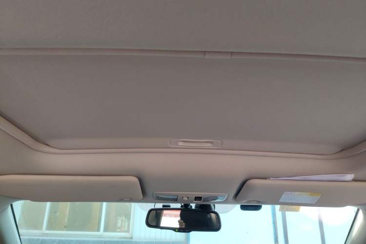 Used Mitsubishi Outlander 2019 2.4L 4x4 Zhi Xiang Edition 5 Seats China VI Standard Headliner