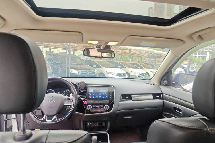 Used Mitsubishi Outlander 2019 2.4L 4x4 Zhi Xiang Edition 7 Seats China VI Standard Headliner