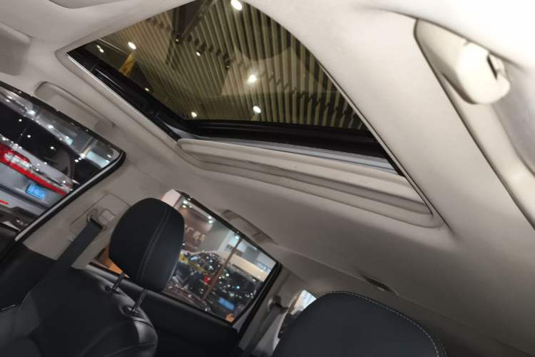 Used Mitsubishi Outlander 2019 2.4L 4x4 Zhi Xiang Edition 5 Seats China VI Standard Headliner