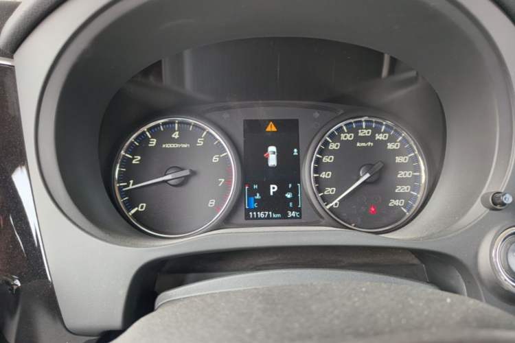Used Mitsubishi Outlander 2019 2.0L Two-Wheel Drive Comfort Edition 5 Seats China VI Standard Instrument Cluster