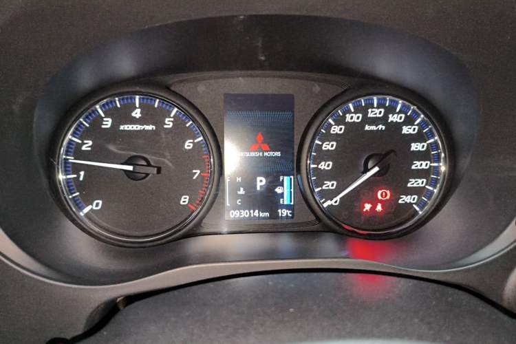 Used Mitsubishi Outlander 2019 2.0L Two-Wheel Drive Comfort Edition 5 Seats China VI Standard Instrument Cluster