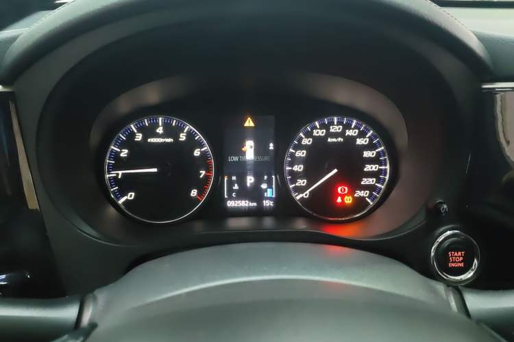 Used Mitsubishi Outlander 2019 2.0L Two-Wheel Drive Comfort Edition 5 Seats China VI Standard Instrument Cluster