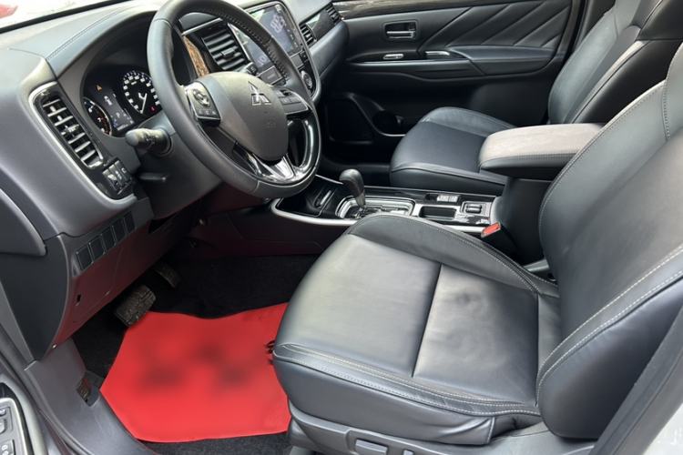 Used Mitsubishi Outlander 2019 2.0L Two-Wheel Drive Comfort Edition 5 Seats China VI Standard Interior 1
