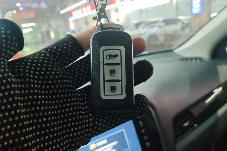 Used Mitsubishi Outlander 2019 2.0L Two-Wheel Drive Comfort Edition 5 Seats China VI Standard Interior 1