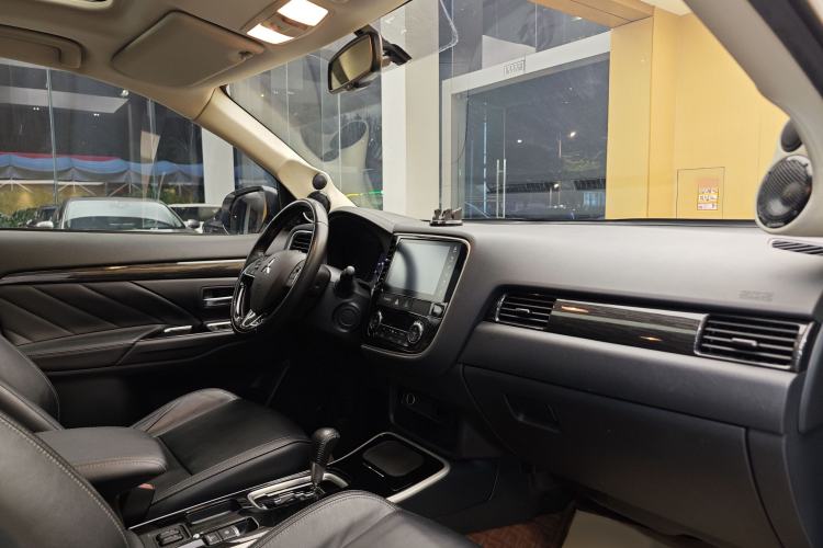 Used Mitsubishi Outlander 2019 2.0L Two-Wheel Drive Comfort Edition 5 Seats China VI Standard Interior 1