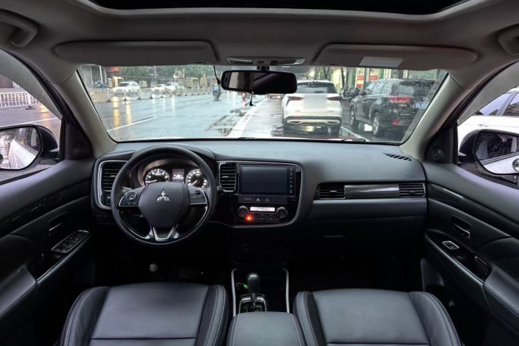 Used Mitsubishi Outlander 2019 2.0L Two-Wheel Drive Comfort Edition 5 Seats China VI Standard Interior 1