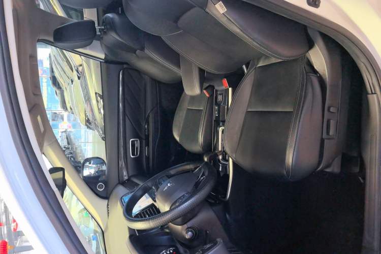 Used Mitsubishi Outlander 2019 2.0L Two-Wheel Drive Comfort Edition 7-Seater China VI Standard Interior 1