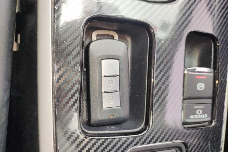 Used Mitsubishi Outlander 2019 2.0L Two-Wheel Drive Comfort Edition 5 Seats China VI Standard Interior 1