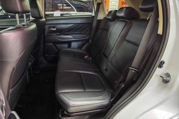 Used Mitsubishi Outlander 2019 2.4L 4x4 Zhi Xiang Edition 5 Seats China VI Standard Interior 1