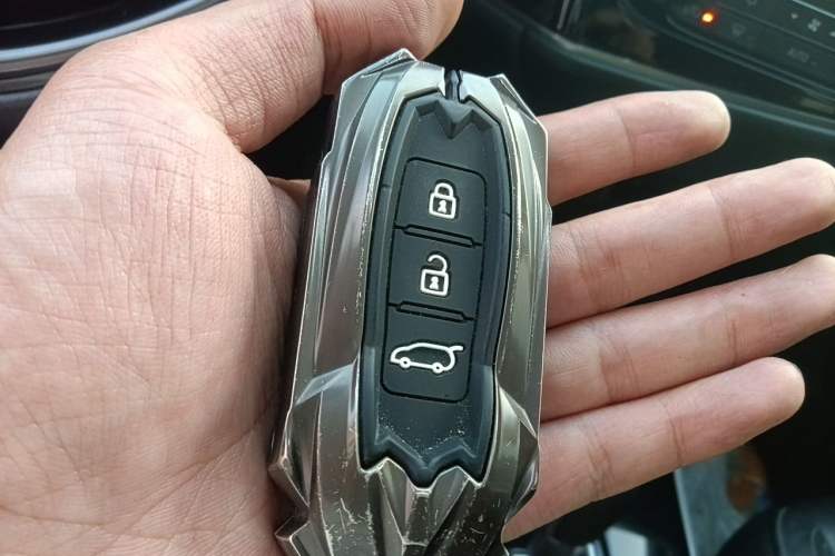 Used Mitsubishi Outlander 2019 2.4L 4x4 Zhi Xiang Edition 7 Seats China VI Standard Interior 1