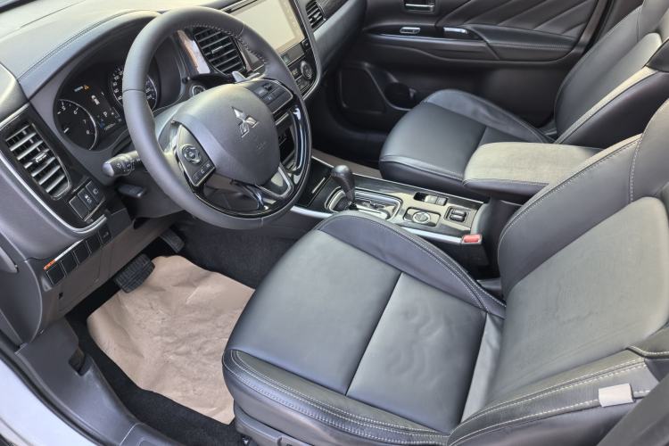 Used Mitsubishi Outlander 2019 2.4L 4x4 Zhi Xiang Edition 5 Seats China VI Standard Interior 1