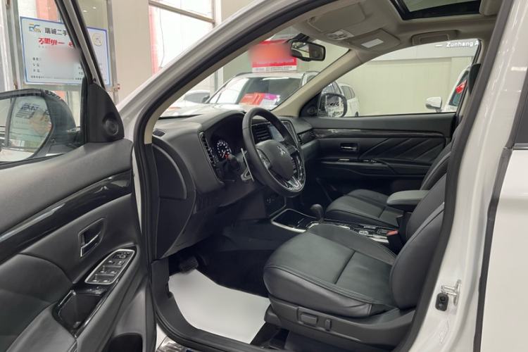Used Mitsubishi Outlander 2019 2.4L 4x4 Zhi Xiang Edition 5 Seats China VI Standard Interior 1