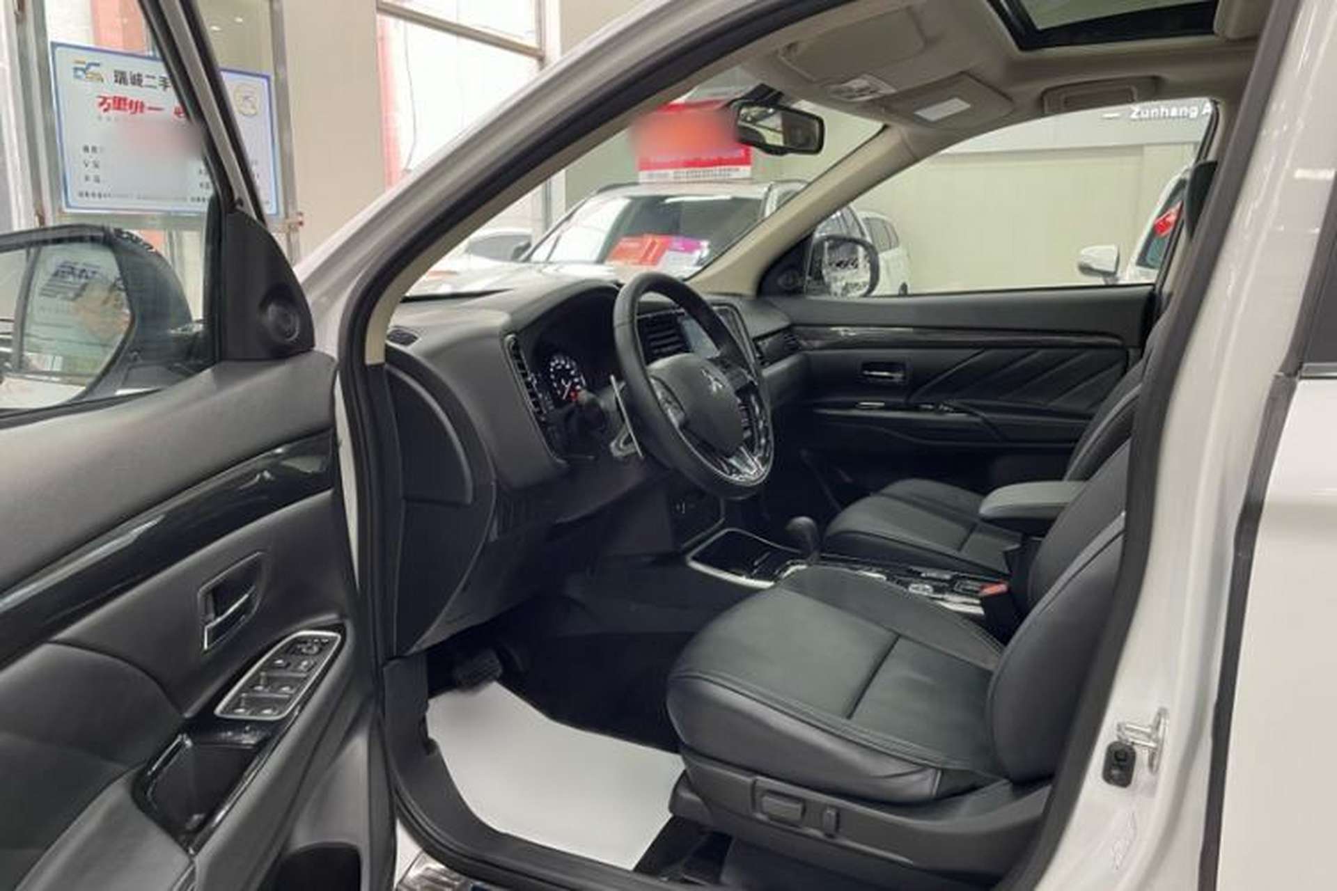 Used Mitsubishi Outlander 2019 2.4L 4x4 Zhi Xiang Edition 5 Seats China VI Standard Interior 1