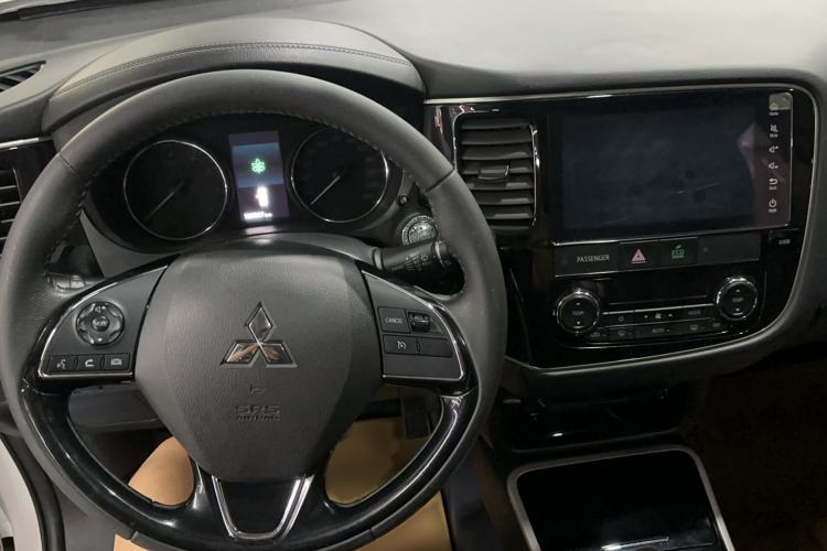 Used Mitsubishi Outlander 2019 2.0L Two-Wheel Drive Comfort Edition 5 Seats China VI Standard Interior 1
