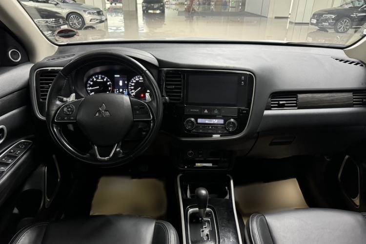 Used Mitsubishi Outlander 2019 2.4L 4x4 Zhi Xiang Edition 5 Seats China VI Standard Interior 1