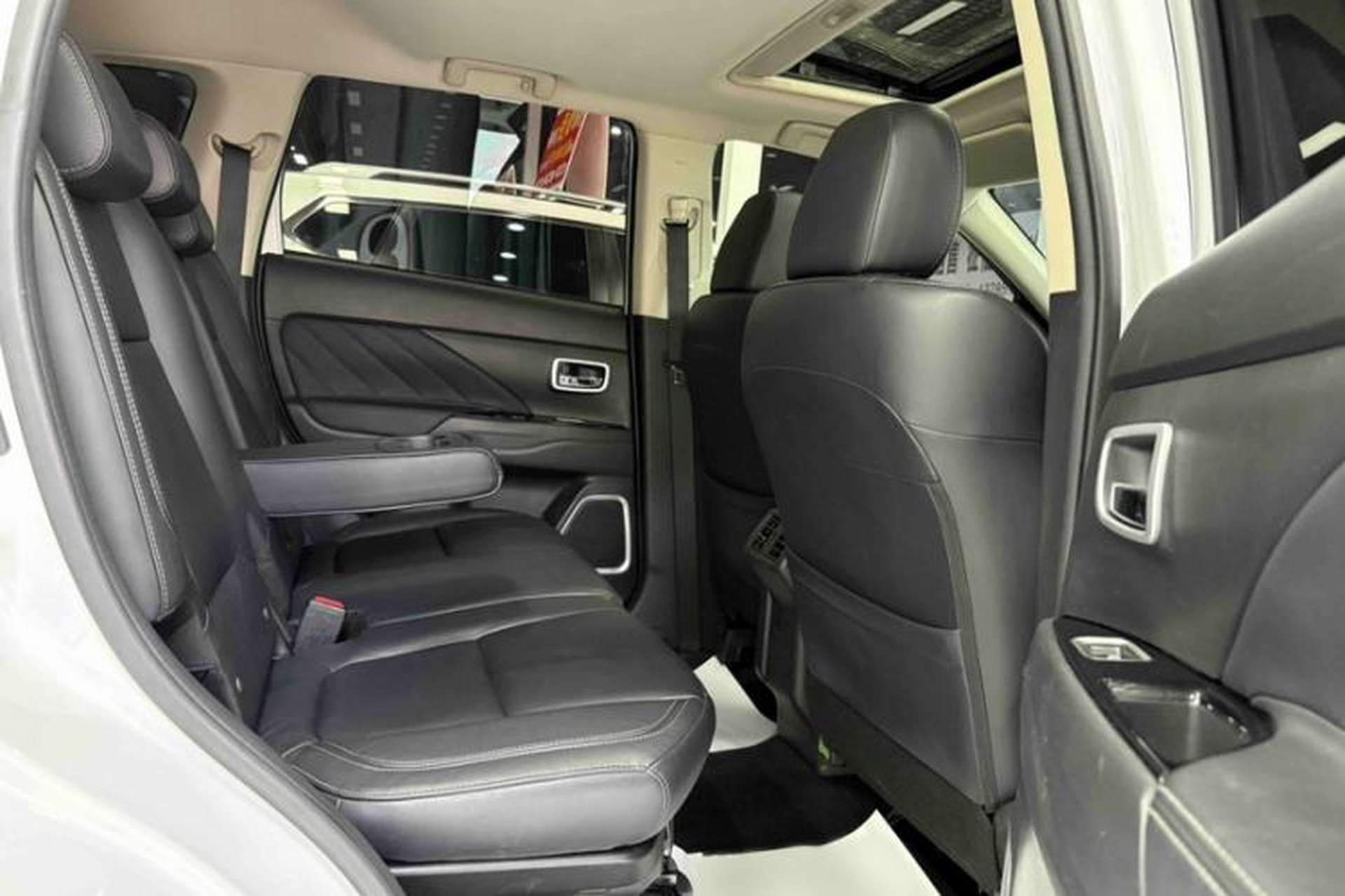 Used Mitsubishi Outlander 2019 2.0L Two-Wheel Drive Comfort Edition 5 Seats China VI Standard Interior 1