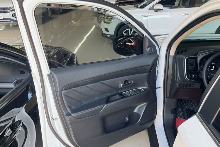 Used Mitsubishi Outlander 2019 2.4L 4x4 Zhi Xiang Edition 5 Seats China VI Standard Interior 1