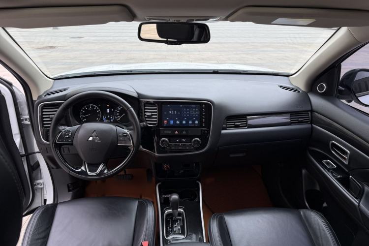 Used Mitsubishi Outlander 2019 2.0L Two-Wheel Drive Comfort Edition 5 Seats China VI Standard Interior 1