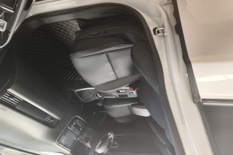 Used Mitsubishi Outlander 2019 2.0L Two-Wheel Drive Comfort Edition 5 Seats China V Standard Interior 1