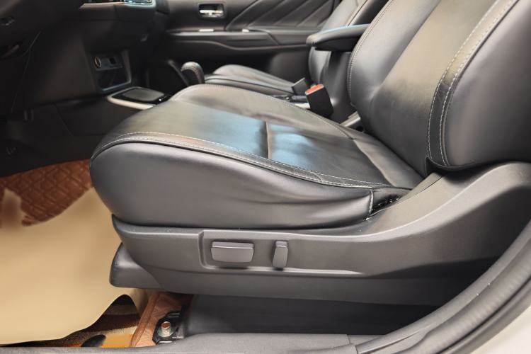 Used Mitsubishi Outlander 2019 2.0L Two-Wheel Drive Comfort Edition 5 Seats China VI Standard Interior 10