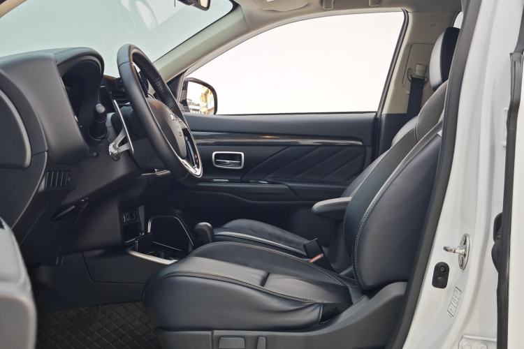 Used Mitsubishi Outlander 2019 2.4L 4x4 Zhi Xiang Edition 5 Seats China VI Standard Interior 10