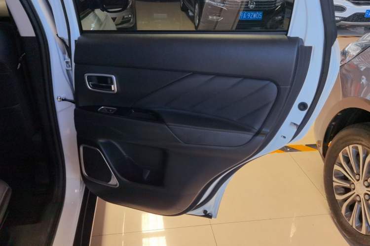 Used Mitsubishi Outlander 2019 2.0L Two-Wheel Drive Comfort Edition 7-Seater China VI Standard Interior 10